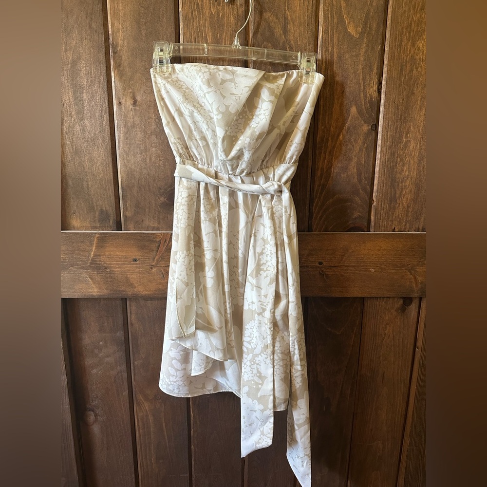 Express Beige Ivory Floral Strapless Dress, Pleated. Size 0